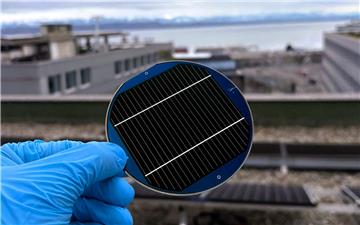 Pin mặt trời ba lớp perovskite-silicon đạt hiệu suất kỷ lục hơn 30%